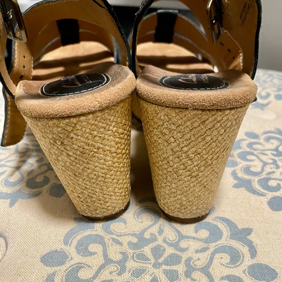 Clarks sandal,wedge slight platform size 8 black - Picture 4 of 10